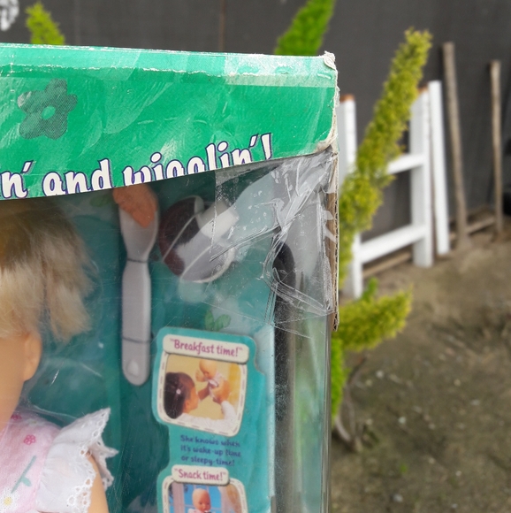 Amazing Ashley Baby Doll w Accessories Talks/Moves Arms Playmates 2001 - Picture 10 of 12